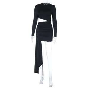 Schwarzes Langarm-Minikleid mit Taillenausschnitt und asymmetrischem Fallband-Detail