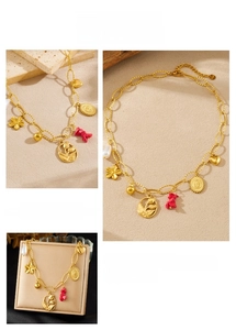 Detailansicht der Vintage Gold-Halskette mit Tulpen- und Herzanhängern und Steinen