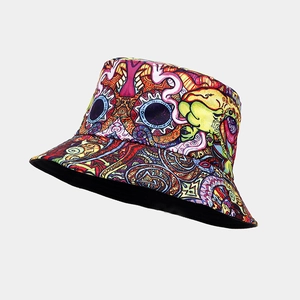 Dettaglio della vivace stampa graffiti sul cappello pescatore pieghevole e reversibile