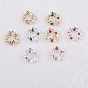Bijoux à ongles guirlande de Noël avec strass colorés et perles sur fond blanc