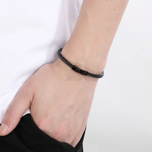 Detailaufnahme eines schwarzen Drachenknochen-Armbands aus Titanstahl am Handgelenk