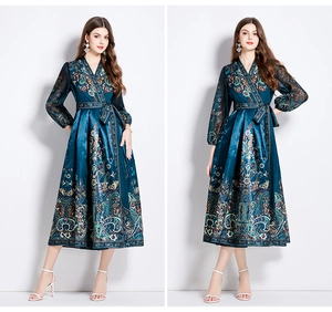 Détail de la robe paisley bleu foncé avec col en V, texture satinée et ceinture à nouer