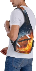 Détail du sac bandoulière avec imprimé football enflammé porté par un mannequin