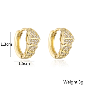 Vista dettagliata di orecchini a serpente placcati oro 18 carati da 1,3 cm per 1,5 cm