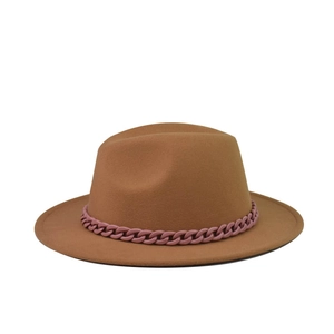 Détail d'un chapeau en feutre de laine marron orné d'une chaîne rose élégante