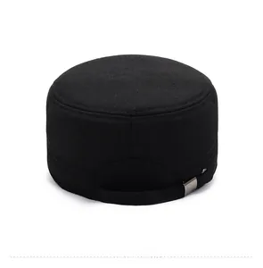Vue arrière d'une casquette militaire noire pour homme avec boucle réglable