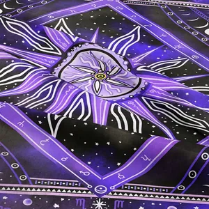 Wandteppich im Boho-Stil mit detaillierten Motiven von Sonne Mond und Tierkreiszeichen