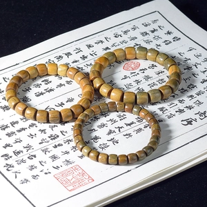 Detailansicht von Sandelholz-Armbändern mit natürlicher Holzmaserung und Ölturtextur