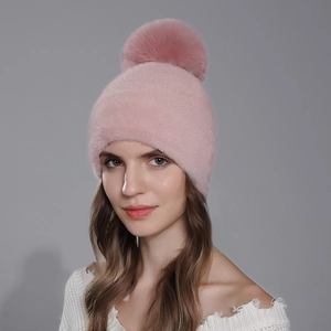 Bonnet d'hiver rose tricoté pour femme avec un grand pompon en fausse fourrure douce
