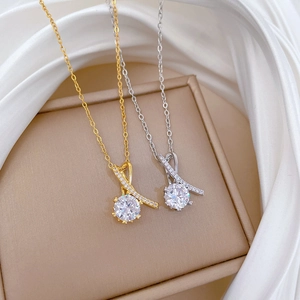 Collier cœur luxueux avec zircone en or et argent sur un tissu en satin blanc