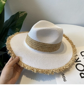 Detail von Raffia Strohhut mit Fransenrand und goldenem M-Emblem-Dekor im Retro-Stil