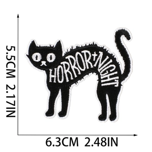 Dettaglio della toppa ricamata gatto Horror Night con texture e dimensioni del prodotto