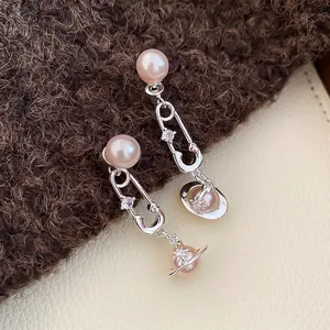 Élégantes boucles d'oreilles épingle à nourrice avec perle rose et pendentif planète