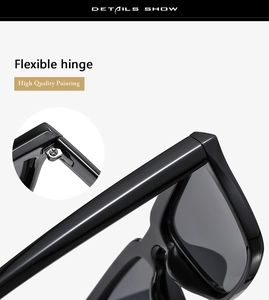 Détail de la charnière flexible sur lunettes de soleil carrées avec peinture noire
