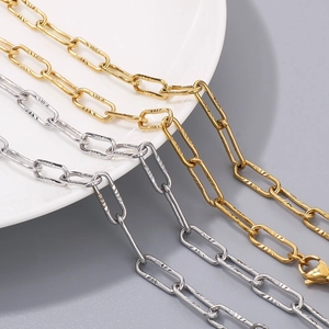 Collier chaîne trombone à texture martelée en finitions or argent et gris fusil
