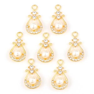 Sept pendentifs en alliage doré ornés de perles élégantes et de strass scintillants