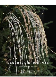 Detail van kersttakken met pailletten in goud en wit op een verlichte kerstboom