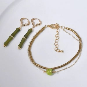 Goldenes Kleeblatt-Ohrring- und Armbandset mit grünen Perlen in Bambusform im Set