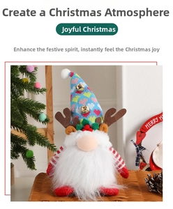 Détail d'un gnome de Noël avec bois de renne et bonnet en tricot à motifs de cœurs