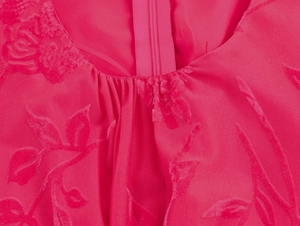 Détail de l'encolure robe rose avec fermeture éclair invisible et texture jacquard floral