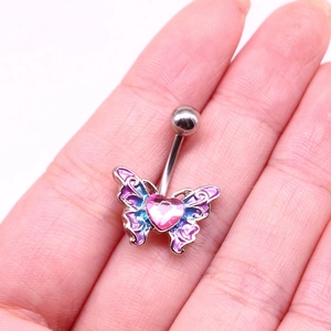 Nahaufnahme des Schmetterlings-Bauchnabelpiercings mit rosa Herz und Emaille-Flügeln