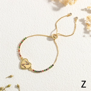 Detailansicht eines verstellbaren Herzarmbands in Gold mit farbigem Zirkon-N