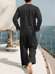 Vue arrière d'un ensemble en lin noir pour homme sur un voilier avec une coupe décontractée
