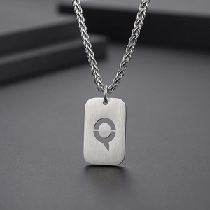 Vue détaillée du pendentif rectangulaire argenté avec texture brossée et chaîne tressée