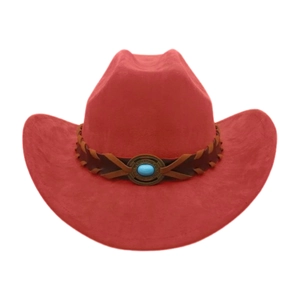 Détail d'un chapeau de cowboy rouge avec bande en cuir tressé et boucle turquoise