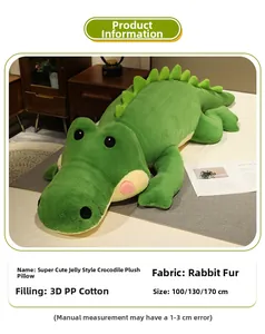 Détail d'un coussin crocodile vert doux montrant le tissu en poil de lapin et le coton PP