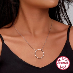 Gros plan d'un collier pendentif géométrique en argent sterling 925 sur un mannequin