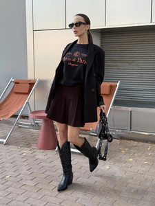 Street style εμφάνιση με μαύρο σακάκι και t-shirt συνδυασμένα με πλισέ κοντή φούστα