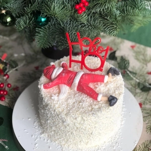 Décoration de gâteau de Noël avec figurine de Père Noël et signe HO HO HO sur gâteau