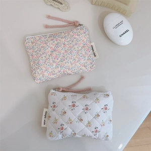 Détails de pochettes matelassées en coton fleuri avec fermeture à glissière