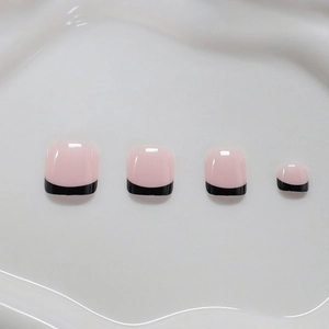 Unghie finte corte per piedi stile francese con linee nere e base rosa lucida