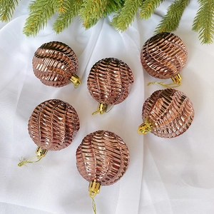 6er-Set roségoldene Weihnachtskugeln mit Spiralstruktur auf weißer Seide und Tannenzweigen