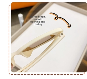 Gros plan sur la charnière métallique durable des lunettes de soleil de couleur crème