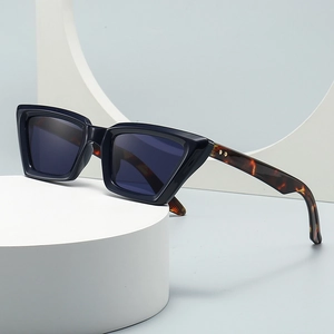 Moderne Cat-Eye Sonnenbrille mit Schildpatt-Bügeln und Goldstern auf weißem Podest