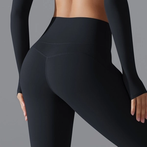 Nahaufnahme der schwarzen High-Waist Yoga-Leggings mit ergonomischen Nähten in Rückenansicht