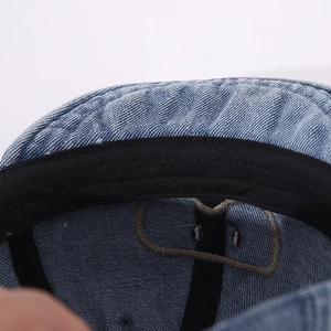 Vue détaillée du bandeau intérieur et des coutures renforcées de la casquette en jean bébé
