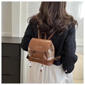 Detailansicht eines Vintage-Mini-Rucksacks mit Karomuster-Patchwork und Kordelzugverschluss