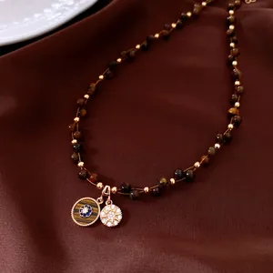 Collier en œil de tigre plaqué or 18 carats avec pendentifs sur soie marron