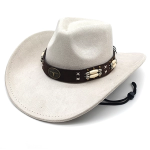 Chapeau de cow-boy classique en feutre crème avec badge tête de taureau et lanière en cuir