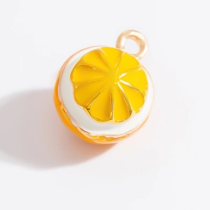 Vue macro de pendentifs tranches de citron et orange avec anneaux dorés pour bijoux DIY