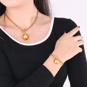 Goldenes Set aus doppellagiger Kugelkette und Armband mit OT-Knebelverschluss