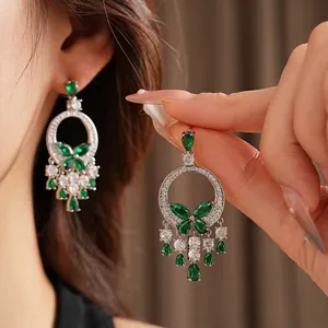 Boucles d'oreilles papillon de luxe à pampilles avec cristaux émeraude et aiguilles en argent