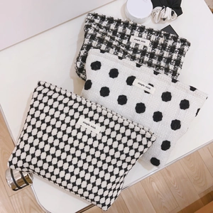 Trois trousses à maquillage minimalistes noires et blanches avec étiquette simple wish