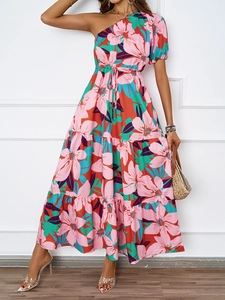 Détail d'une robe longue bohème à épaule dénudée avec jupe à volants et cordon réglable