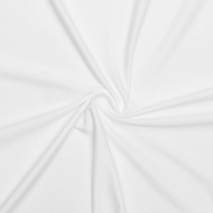 Dettaglio macro del tessuto bianco morbido con eleganti pieghe drappeggiate e finitura liscia