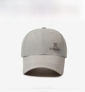 Détail de la casquette de baseball gris clair séchage rapide avec pores respirants et logo